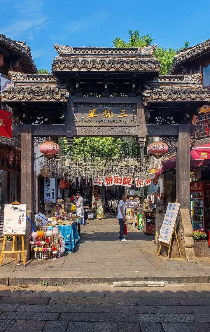 1月31日,河南郑州,郑州储备蛋菜投放首日,市民购买热情高涨,不限量投放!甚至有的价格比市场价便宜了一半,“一袋接着一袋上货,根本不够卖的”。